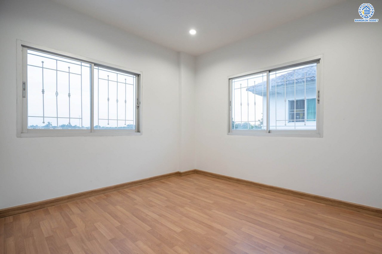 บ้านมือสองตกแต่งใหม่ โครงการ ศุภาลัยวิลล์ วงแหวน-รัตนาธิเบศร์ เนื้อที่กว้างขวางถึง 57 ตร.ว. ฟังก์ชัน 3 ห้องนอน 2 ห้องน้ำ 1 ห้องอเนกประสงค์ 2 ที่จอดรถ ตอบโจทย์ทุกการเข้าอยู่ บนทำเลเดินทางสะดวก เชื่อมต่อถนนหลายเส้นทาง เพียง 15 นาทีก็ถึงรถไฟฟ้าสายสีม่วง "สถานีคลองบางไผ่" ใกล้ทางด่วน "กาญจนาภิเษก"